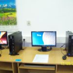 Zdjęcie przedstawiające podłączone komputery unijne w pracowni internetowej