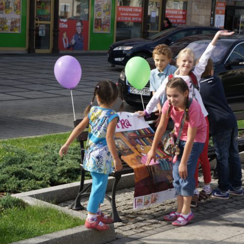 Zdjęcie pprzedstawiające dzieci przy plakacie z festiwalu bajki