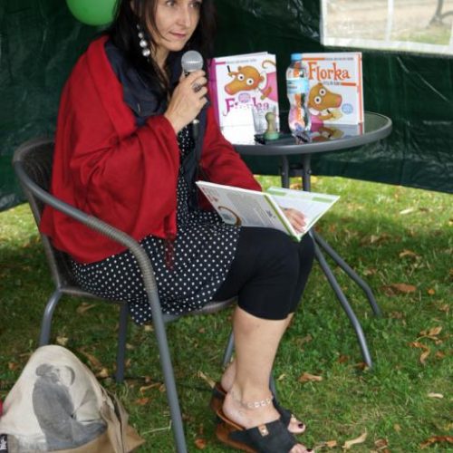 Zdjęcie przedstawia panią Roksanę Jędrzejewską-Wróbel czytająca książke