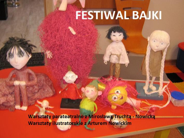 Zdjęcie przedstawiające kukiełki z napisem Festiwal Bajki