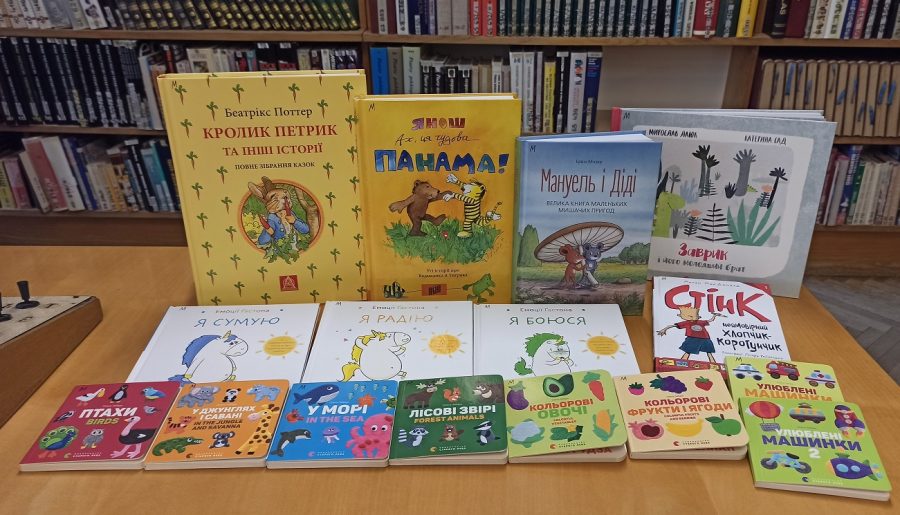 Zdjęcie przedstawiające 15 książek w języku ukraińskim na blacie stołu