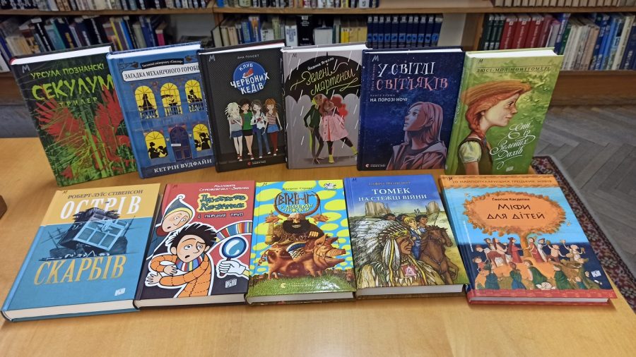 Zdjęcie przedstawiające 11 książek w języku ukraińskim na blacie