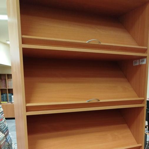 Czytelnia-Czasopism-regal-biblioteczny-z-uchylnymi-polkami