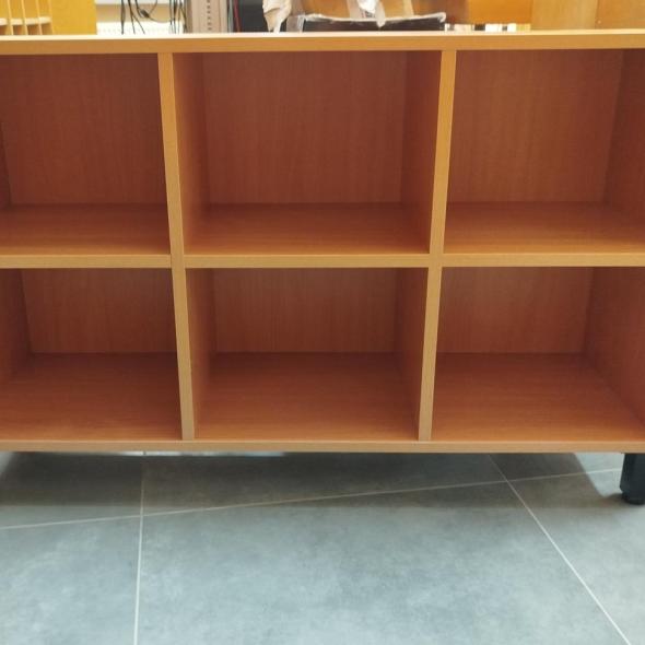 Czytelnia-Czasopism-regal-pod-parapet-na-duze-formaty