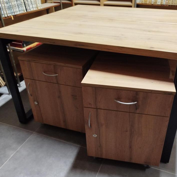 Czytelnia-Naukowa-biurka-na-stelazu-z-kontenerkami