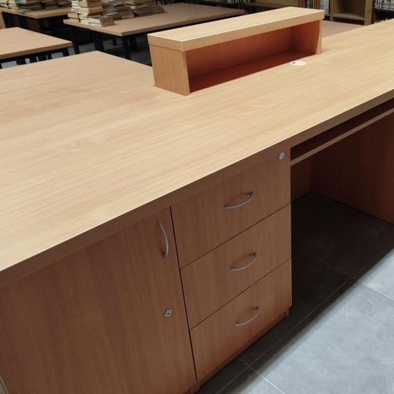 Czytelnia-Naukowa-lada-biblioteczna-w-ksztalcie-litery-L