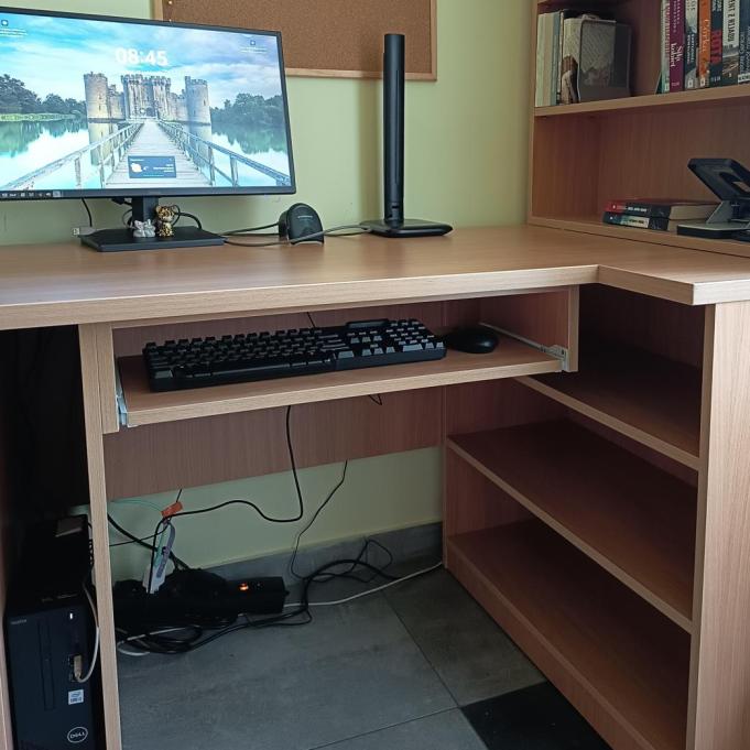 Filia-nr-14-biurko-z-nadstawka