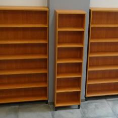 Filia-nr-5-regaly-pojedyncze-na-ksiazki-w-tym-tzw.-polowki