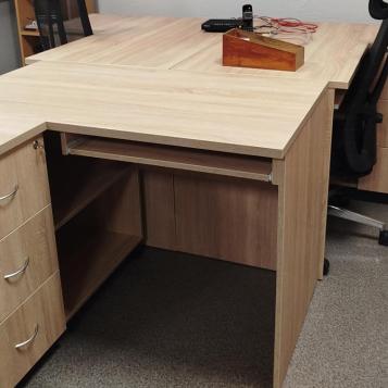 Filia-nr-7-biurka-narozne-w-ksztalcie-litery-L