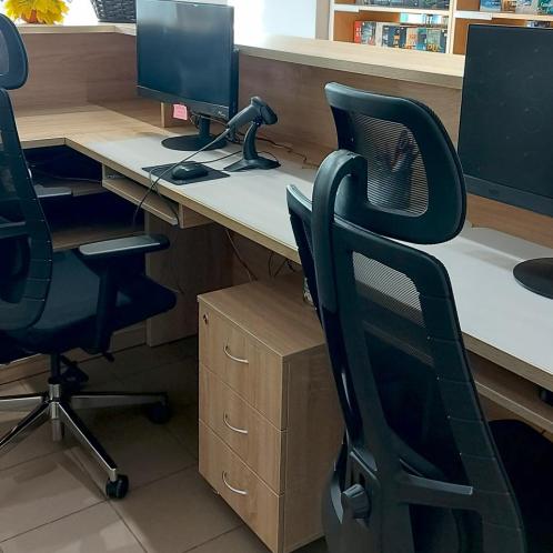 Filia-nr-7-fotele-ergonomiczne-kontener-mobliny-i-lada-biblioteczna-narozna