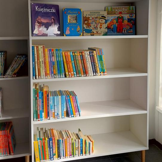 Filia-nr-7-regaly-na-ksiazki-dla-dzieci-o-wys.-160-i-120-cm